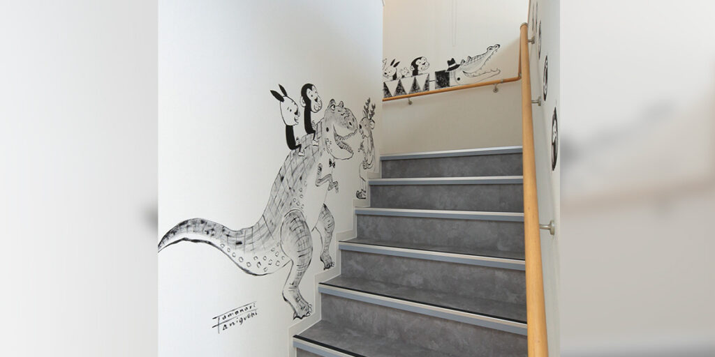 階段の壁に描かれたイラスト