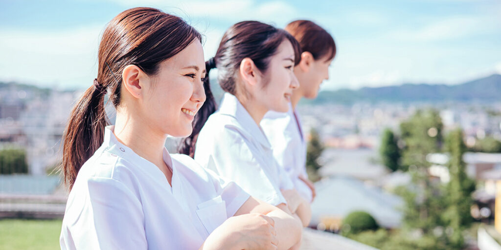 明るい表情の女性歯科医療従事者